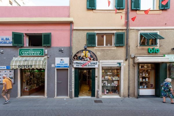 negozio in affitto a Genova in zona Sestri Ponente