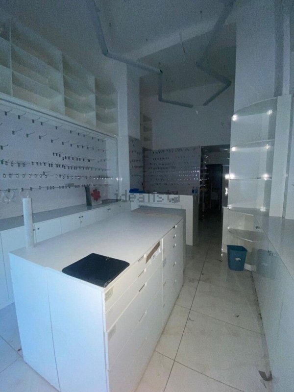 negozio in affitto a Genova in zona San Vincenzo