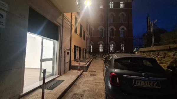 locale commerciale in affitto a Genova in zona Sottoripa / Maddalena / Molo
