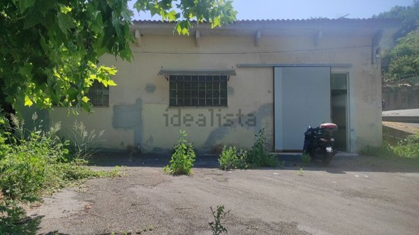 locale di sgombero in affitto a Genova in zona Struppa