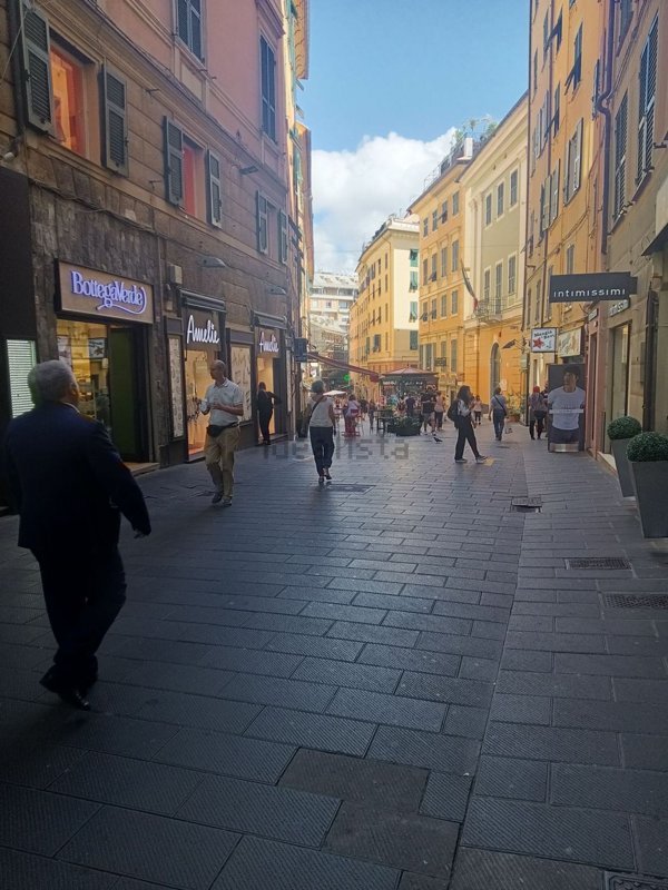 negozio in affitto a Genova in zona San Vincenzo