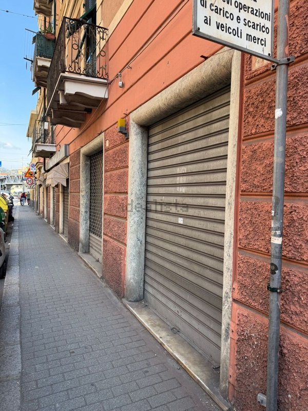 locale commerciale in affitto a Genova in zona Rivarolo