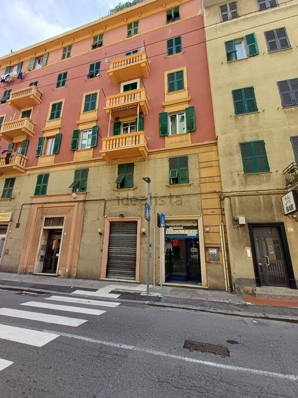 negozio in affitto a Genova in zona Rivarolo