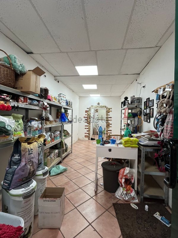 locale commerciale in affitto a Genova in zona Sestri Ponente