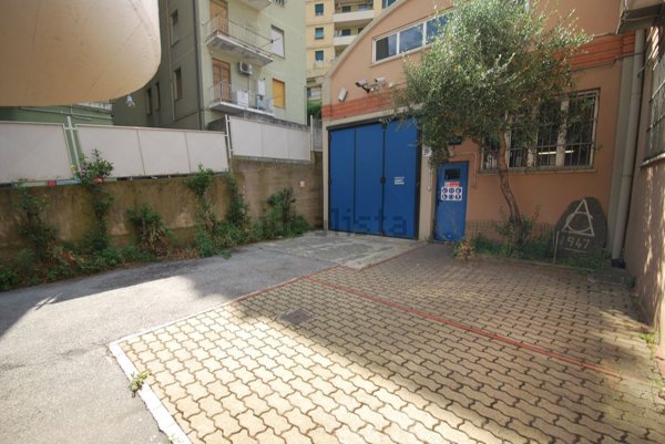 locale di sgombero in affitto a Genova in zona Rivarolo