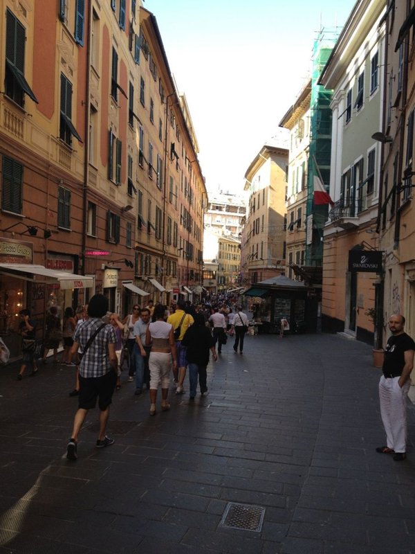 negozio in affitto a Genova in zona San Vincenzo