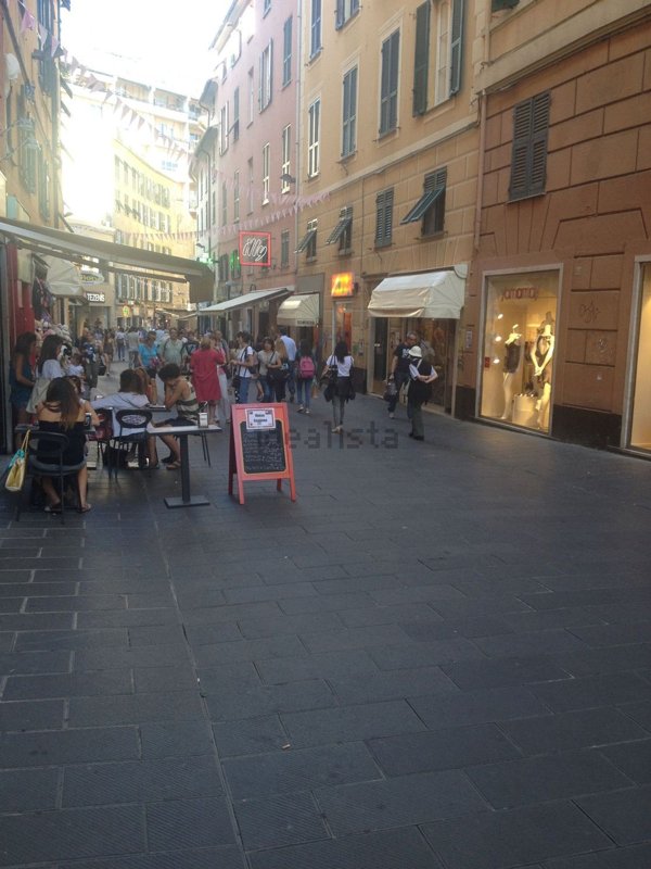 negozio in affitto a Genova in zona San Vincenzo