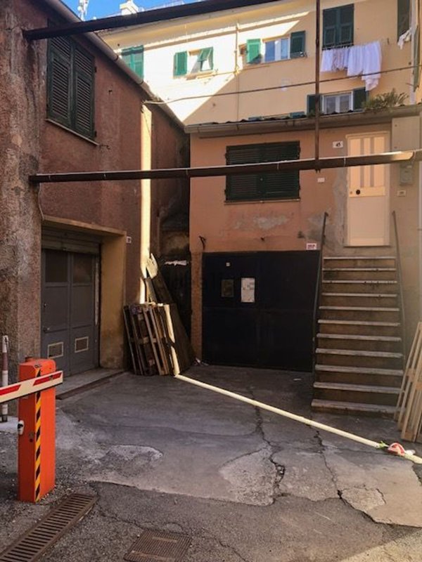 locale di sgombero in affitto a Genova in zona Sestri Ponente