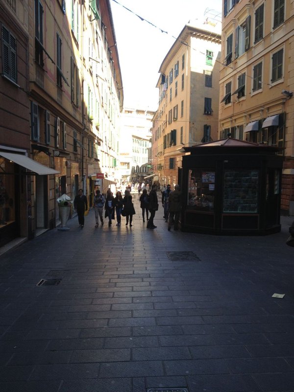 negozio in affitto a Genova in zona San Vincenzo
