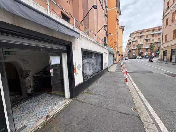 locale commerciale in affitto a Genova in zona Sestri Ponente