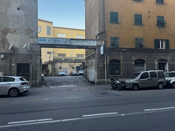 locale commerciale in affitto a Genova