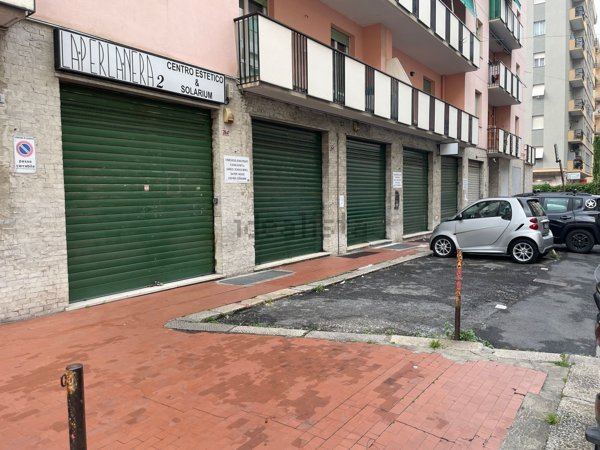 locale commerciale in affitto a Genova in zona Staglieno