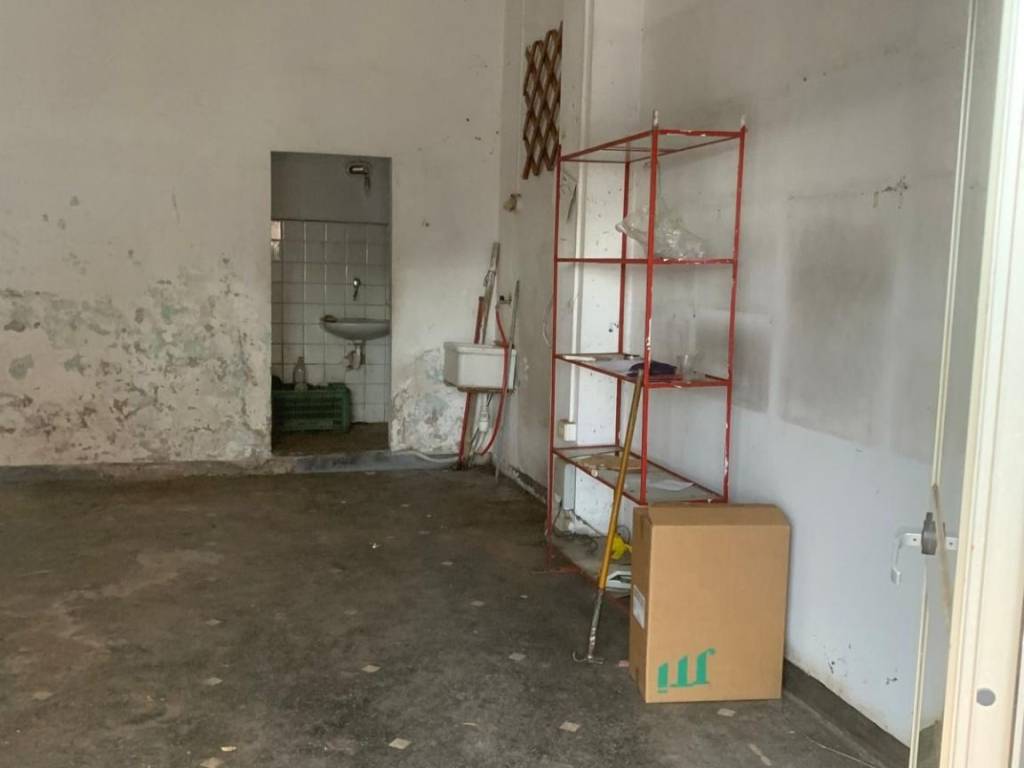 negozio in affitto a Genova