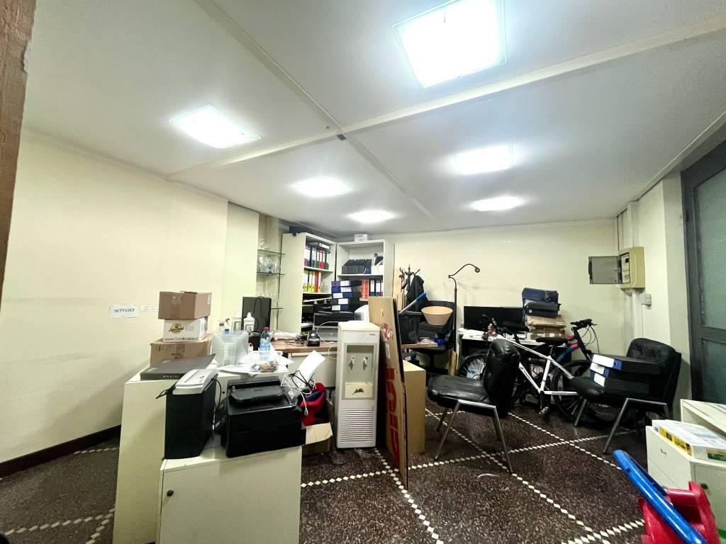 negozio in affitto a Genova in zona Borzoli