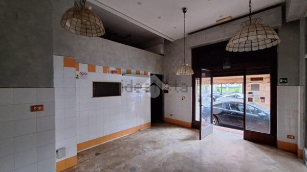 negozio in affitto a Genova in zona Rivarolo