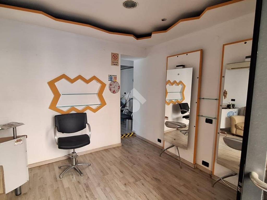 negozio in affitto a Genova in zona Rivarolo