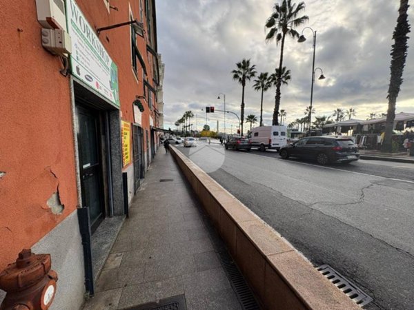 negozio in affitto a Genova in zona Pegli