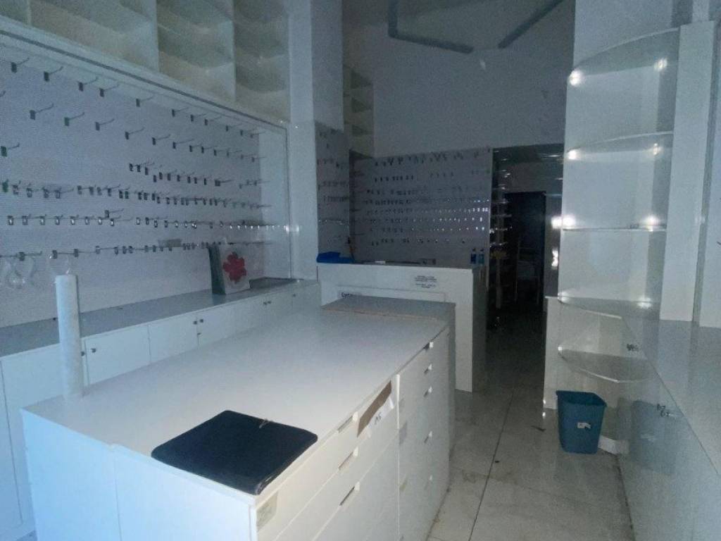 negozio in affitto a Genova