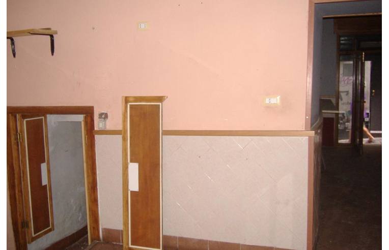 negozio in affitto a Genova in zona Sottoripa / Maddalena / Molo