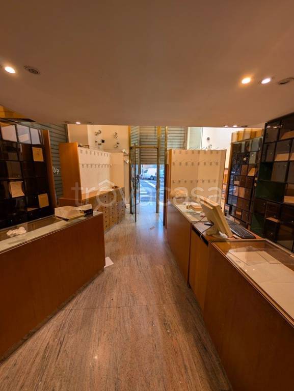 negozio in affitto a Genova in zona San Vincenzo