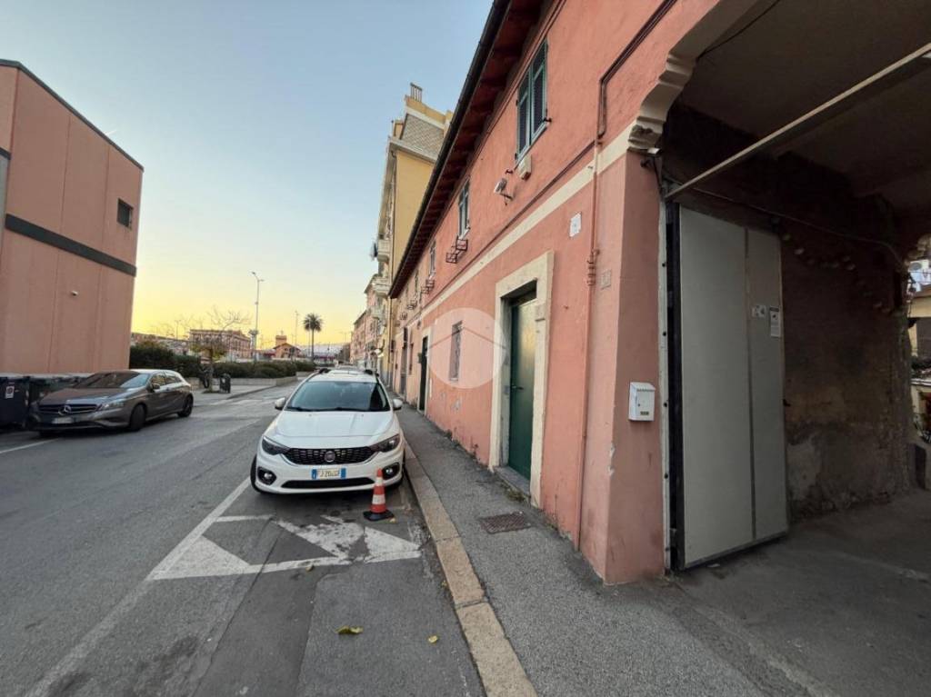 locale commerciale in affitto a Genova in zona Cornigliano