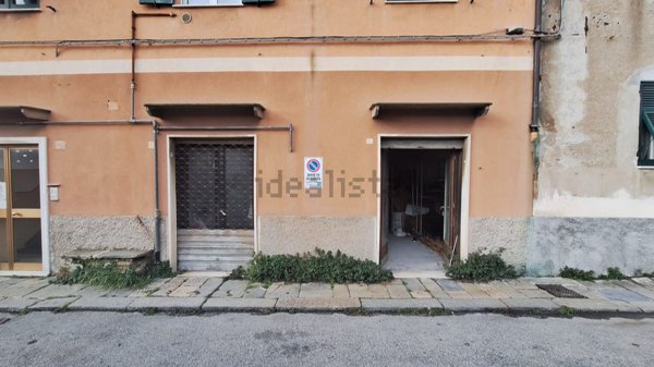 negozio in affitto a Genova in zona Rivarolo