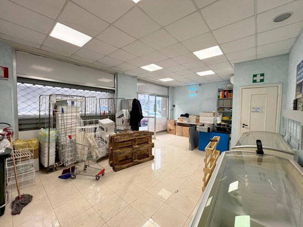 locale commerciale in affitto a Genova in zona Sestri Ponente