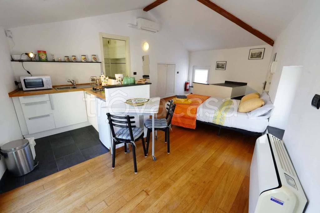 appartamento in affitto a Genova in zona Sottoripa / Maddalena / Molo