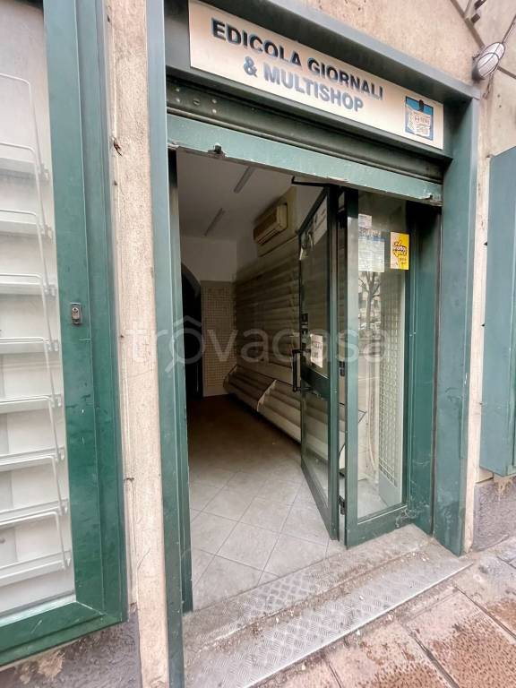 negozio in affitto a Genova in zona Rivarolo