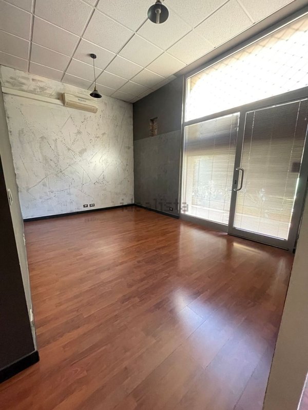 negozio in affitto a Genova