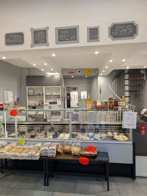 negozio in affitto a Genova in zona Castelletto