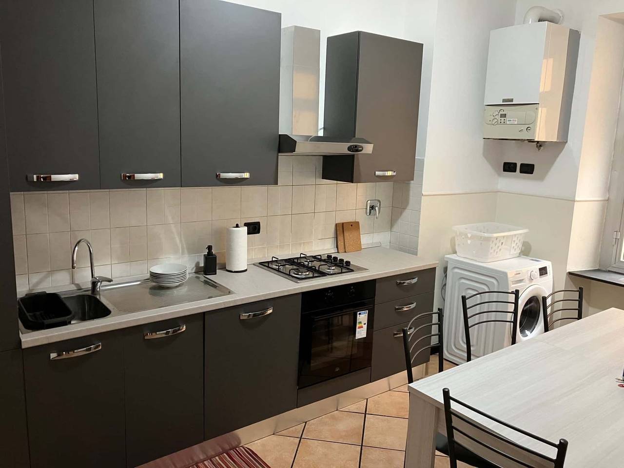 negozio in affitto a Genova in zona Sottoripa / Maddalena / Molo