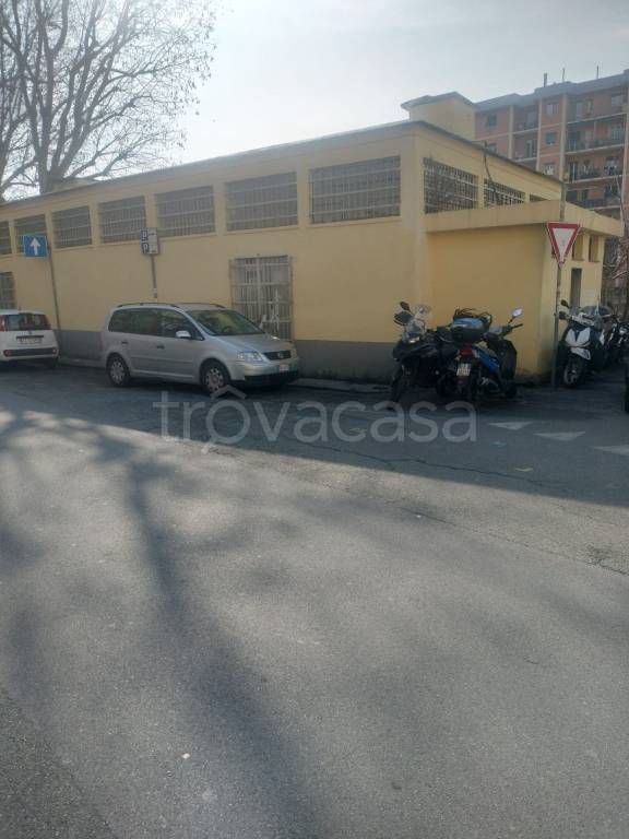 locale commerciale in affitto a Genova in zona Pontedecimo