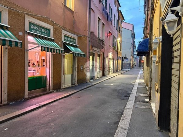 locale commerciale in affitto a Genova in zona Sestri Ponente