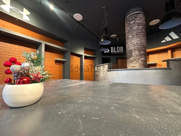 negozio in affitto a Genova in zona Carignano