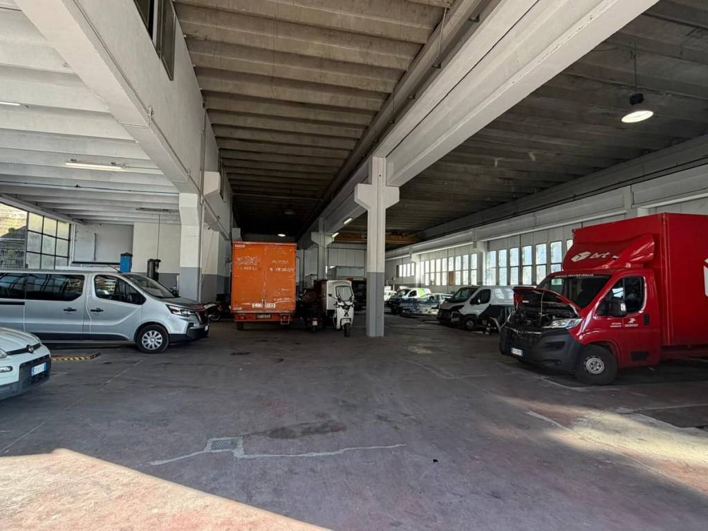 locale commerciale in affitto a Genova in zona Sestri Ponente