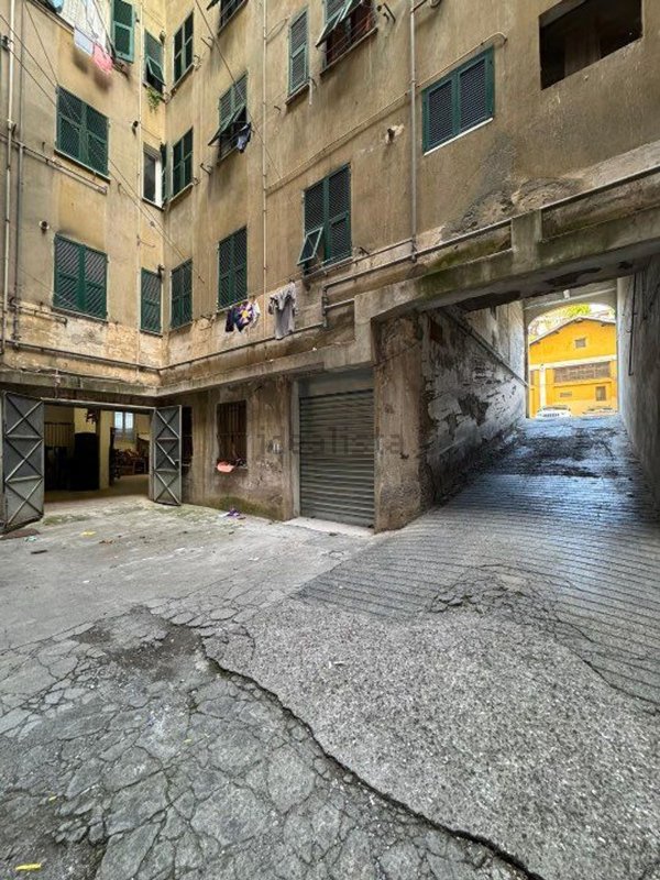 locale di sgombero in affitto a Genova in zona Sestri Ponente