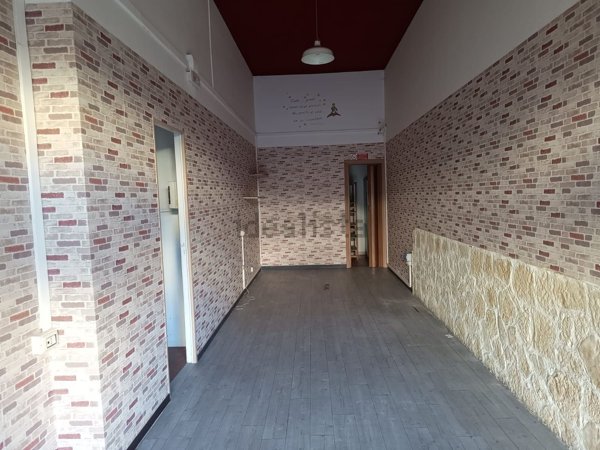 locale commerciale in affitto a Genova in zona Sestri Ponente