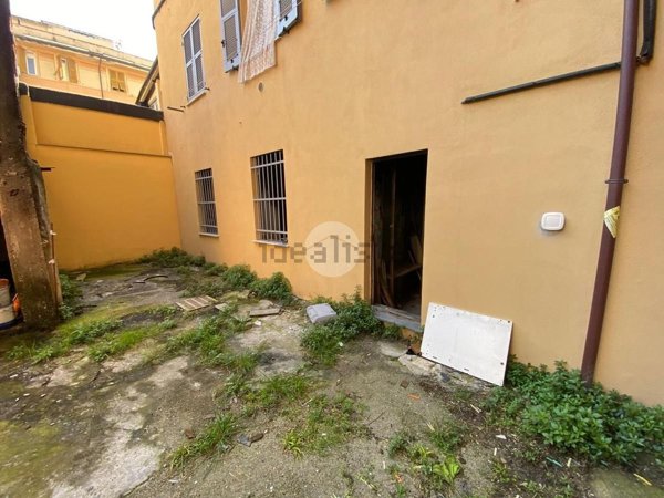 locale commerciale in affitto a Genova in zona Sestri Ponente