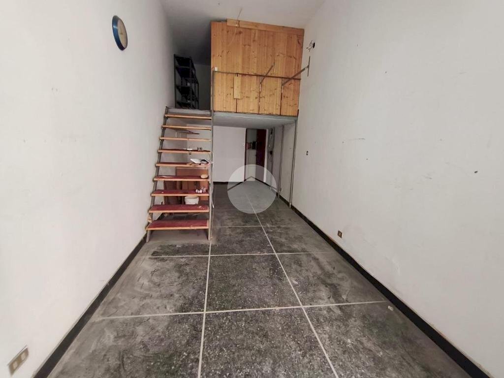 negozio in affitto a Genova in zona Rivarolo