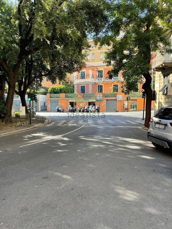 negozio in affitto a Genova in zona Oregina