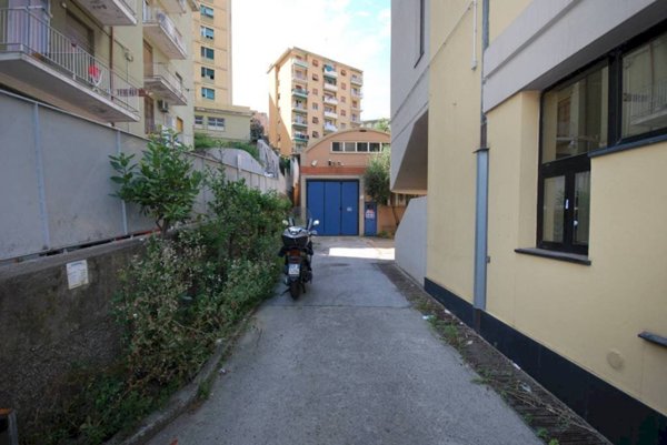 locale di sgombero in affitto a Genova in zona Rivarolo