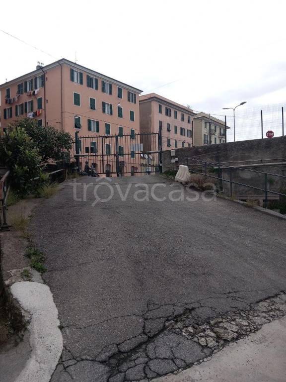 locale commerciale in affitto a Genova in zona Cornigliano