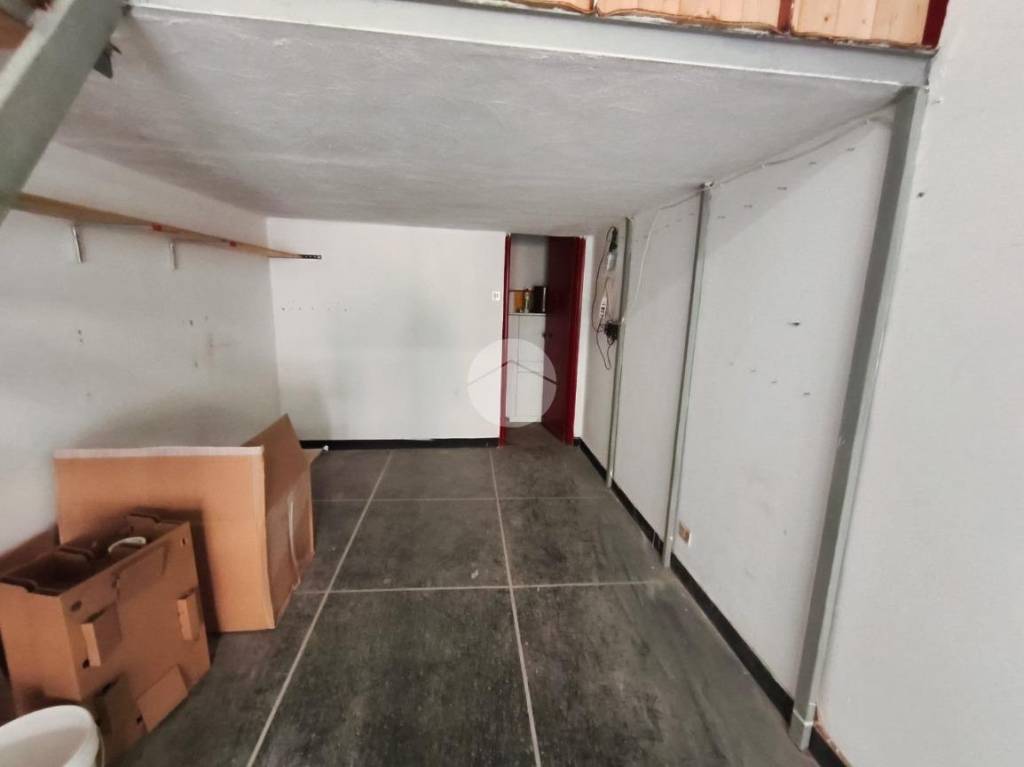 negozio in affitto a Genova in zona Rivarolo