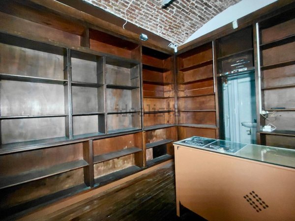 locale commerciale in affitto a Genova in zona Sottoripa / Maddalena / Molo