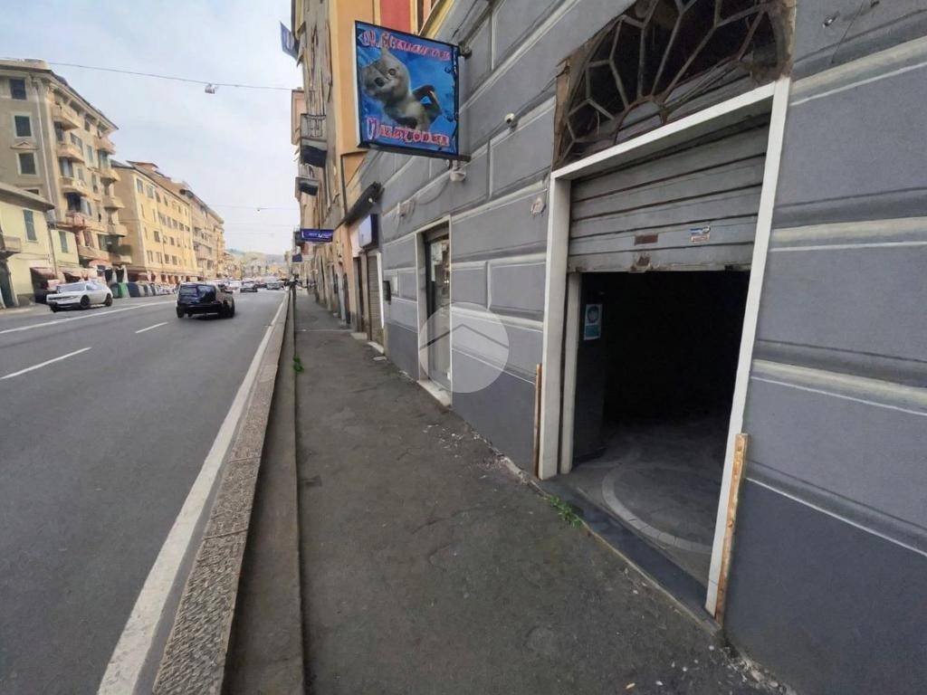 locale commerciale in affitto a Genova in zona Sestri Ponente