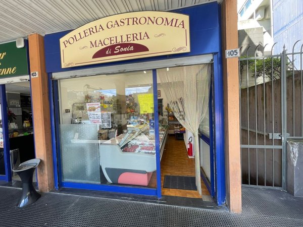 negozio in affitto a Genova in zona Rivarolo