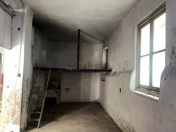 locale di sgombero in affitto a Genova in zona San Fruttuoso
