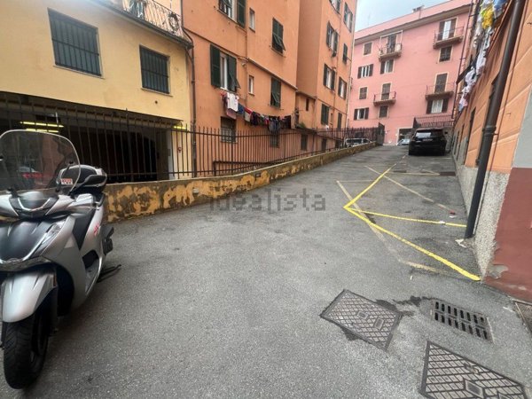 locale di sgombero in affitto a Genova in zona San Fruttuoso