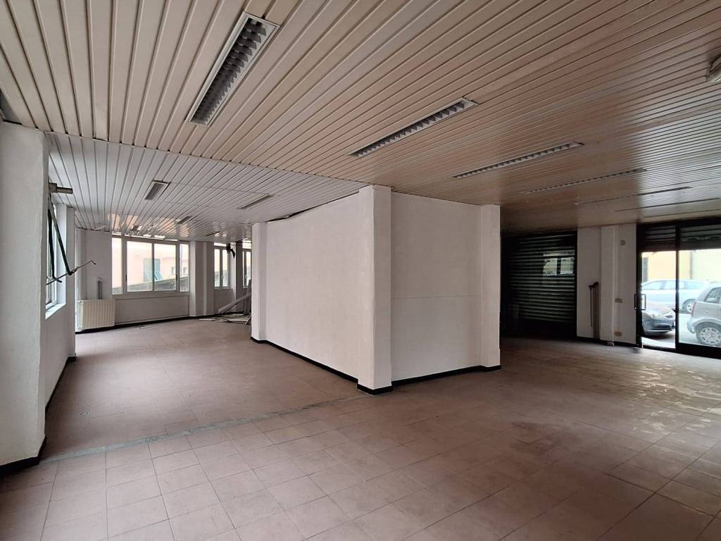 negozio in affitto a Genova in zona Bolzaneto